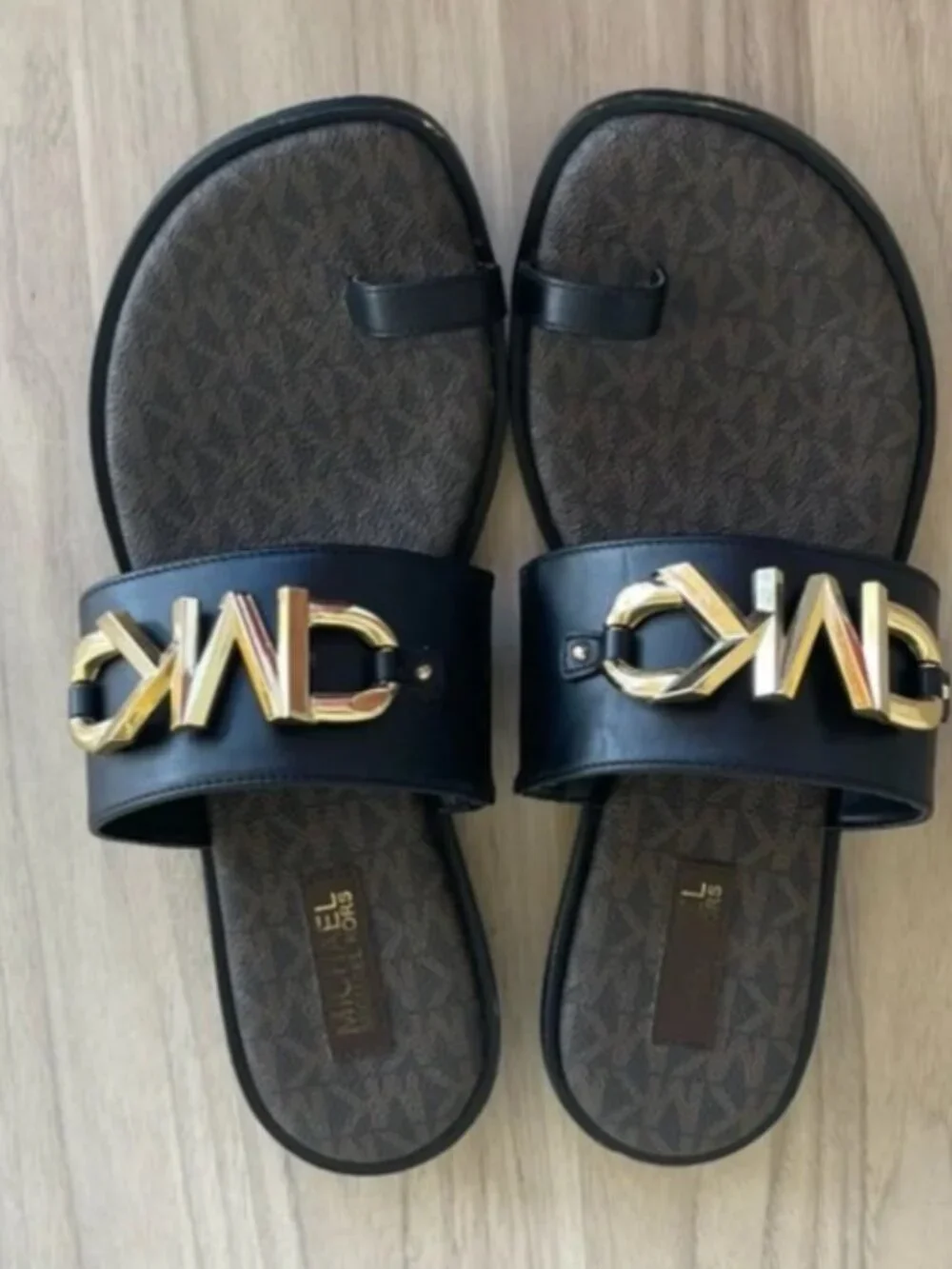 Michael Kors Sandals with toe loop black looks like brand new 8